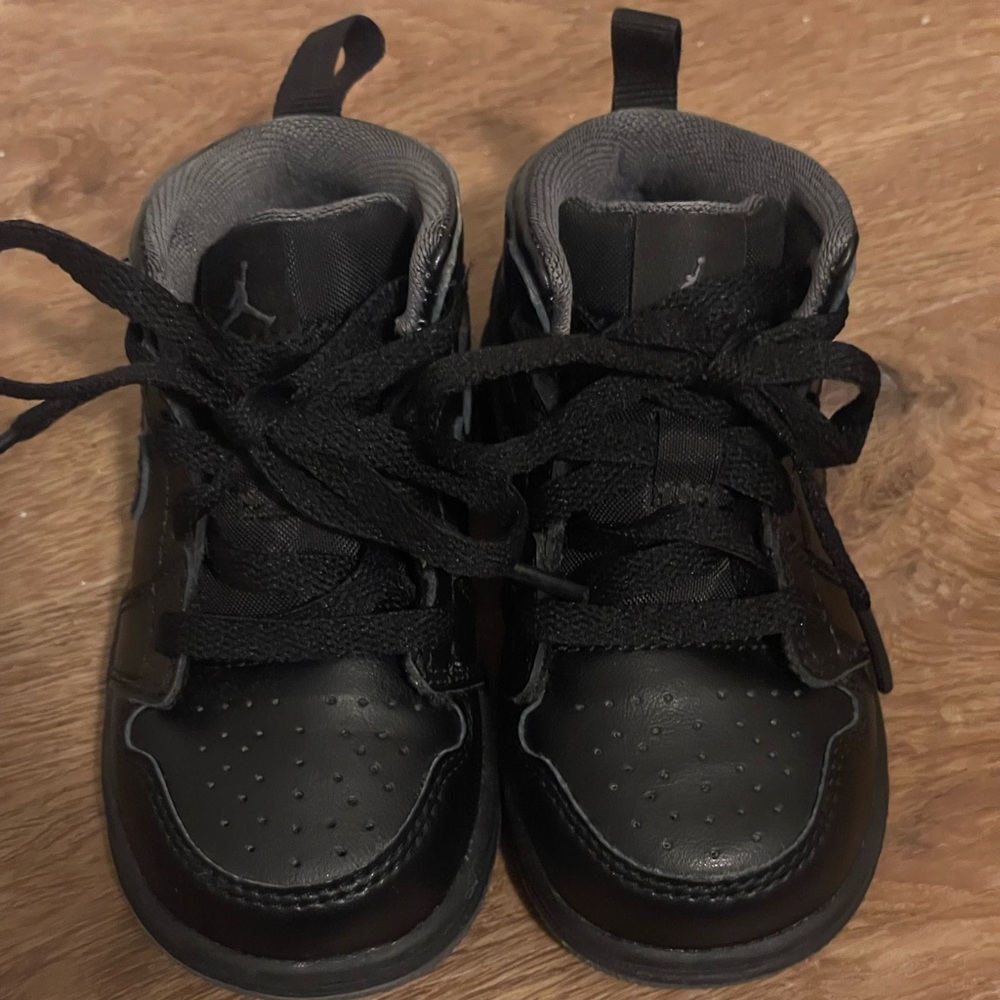 Nike ‘Black out’ Jordan 1 SE size 5C - Picture 9 of 9